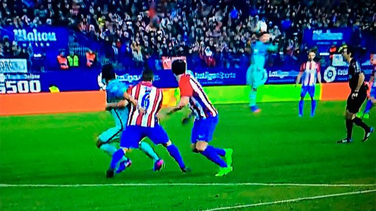 Koke agarrando claramente a Suárez en la jugada del gol de Griezmann