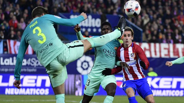 Gerard Piqué, rechazando un balón muerto dentro del área del Barça
