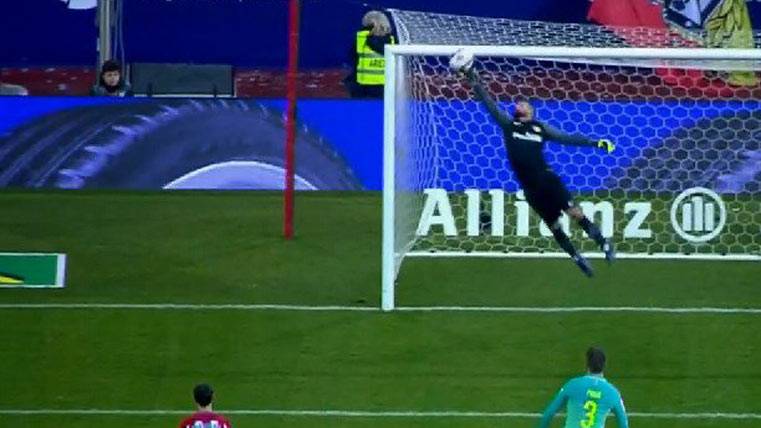 Moyá desvió con la punta de los dedos el tiro de falta de Messi