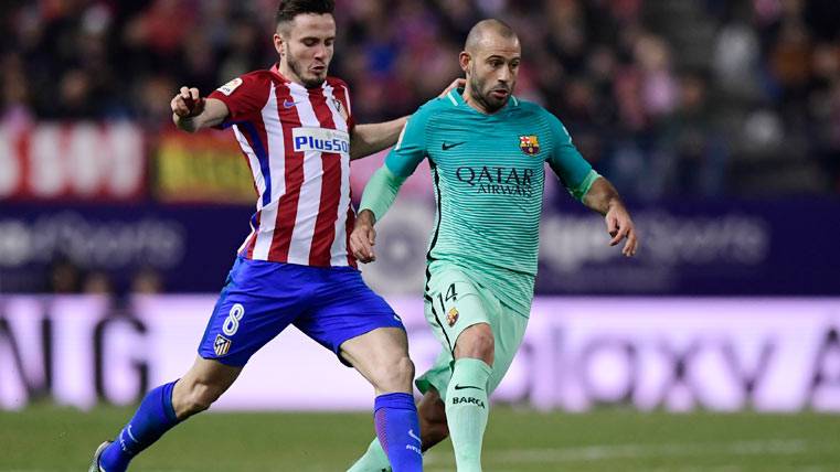 Javier Mascherano, marchándose de Saúl Ñíguez contra el Atlético