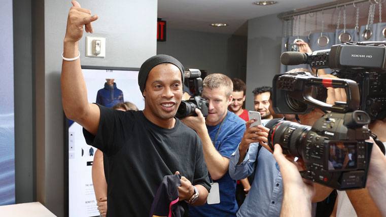 Ronaldinho, durante un acto institucional con el FC Barcelona