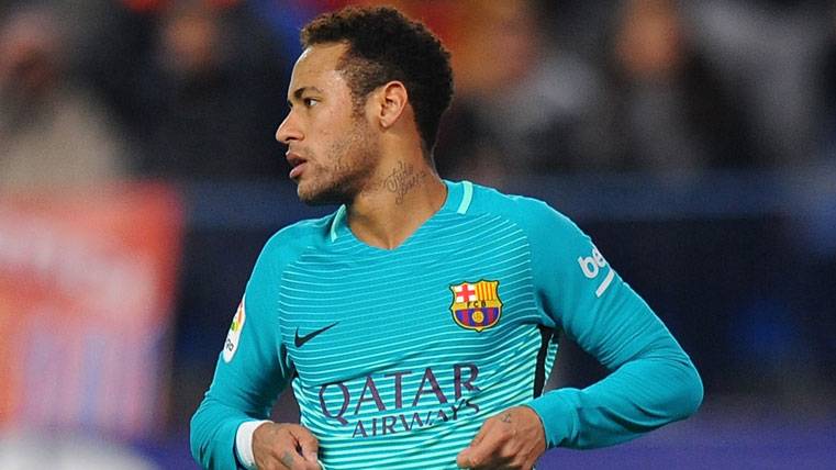 Neymar, lamentándose de una decisión arbitral contra el Atlético