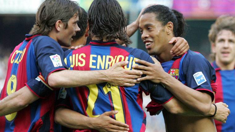 Luis Enrique, celebrando un gol con Ronaldinho en una imagen de archivo
