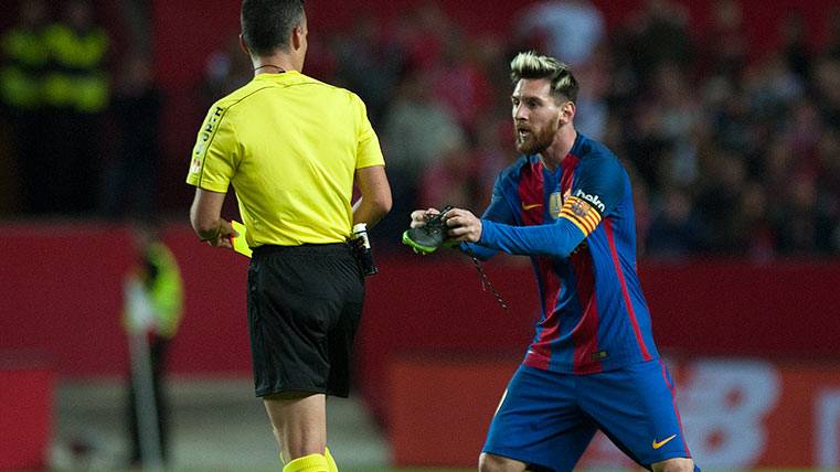 Messi tras ser amonestado después de que le rompieran la bota