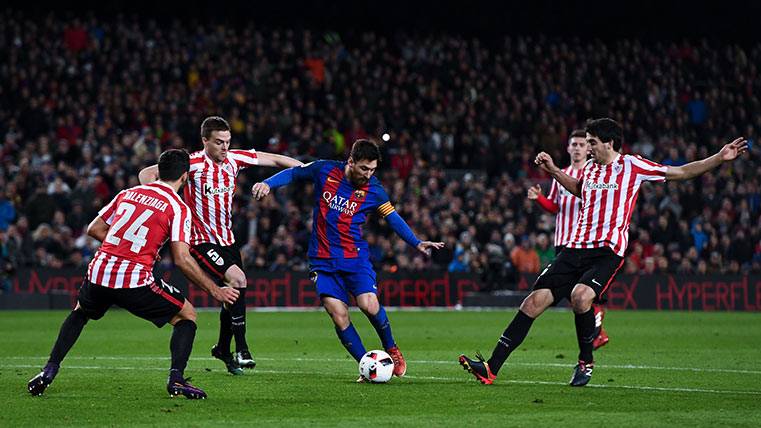 Leo Messi, presionado por tres jugadores del Athletic Club de Bilbao