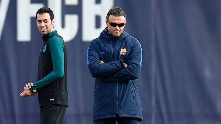 Luis Enrique and Busquets, during a train of the Barça