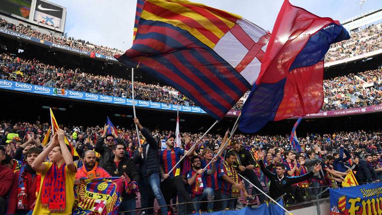 Pancartas en el Camp nou, antes de un partido del FC Barcelona