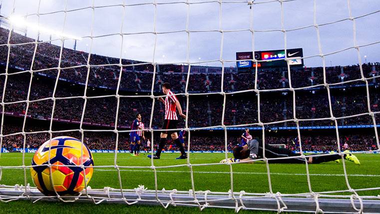 The FC Barcelona put  to a point of the Madrid after winning to the Athletic Club