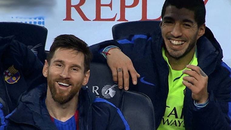 Leo Messi y Luis Suárez, partiéndose de risa en el Camp Nou