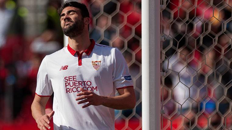 Vicente Iborra se lamenta tras una jugada del Sevilla-Villarreal