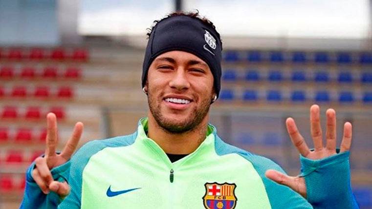 Neymar celebrando en el entreno del Barça sus 25 años