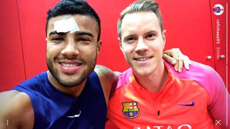 Rafinha And Ter Stegen signed the peaces after his crash of trains