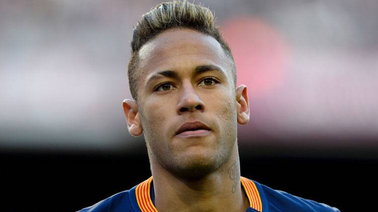 Neymar Jr, before a party with the FC Barcelona