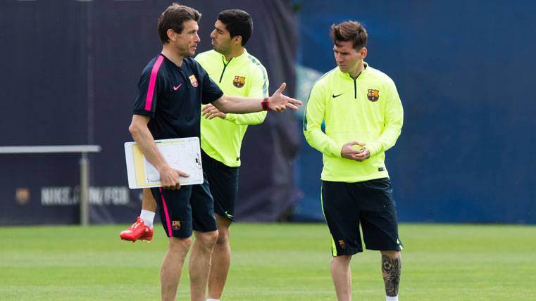 Leo Messi y Juan Carlos Unzué, charlando durante un entreno