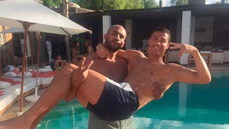 The photo of the Christian marriage Ronaldo and Badr Hari