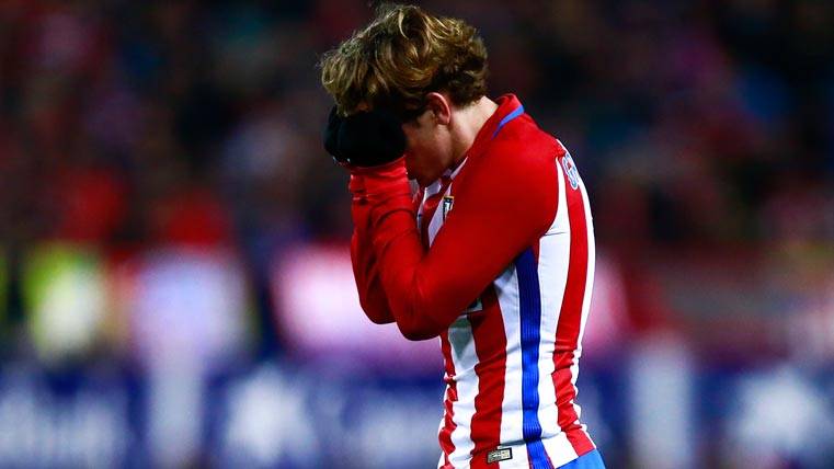 Antoine Griezmann, regretting after the decision of the referee