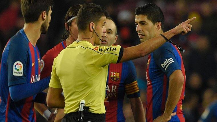 Gil Manzano, expulsando a Luis Suárez en el Camp Nou