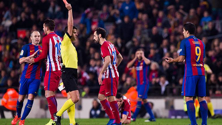 Gil Manzano expulsando a Luis Suárez del Barça-Atlético