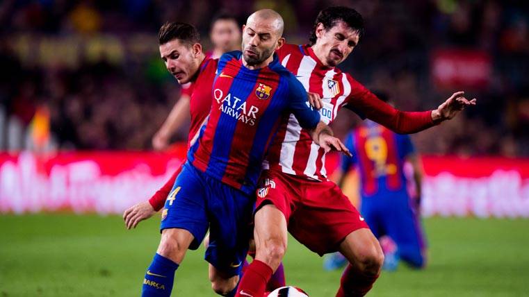 Javier Mascherano, en una acción con Savic