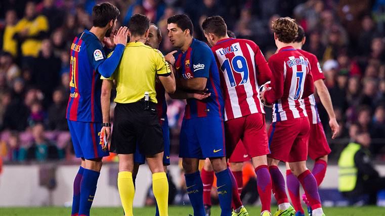 Gil Manzano expulsó a Luis Suárez en el Barça-Atleti