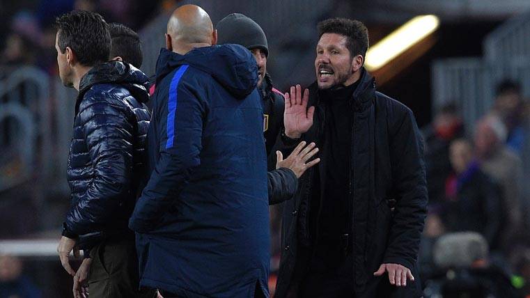 Diego Pablo Simeone, protesting to the bench of the FC Barcelona