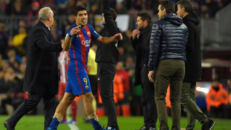 Luis Suárez, leaving to the changing rooms after being expelled
