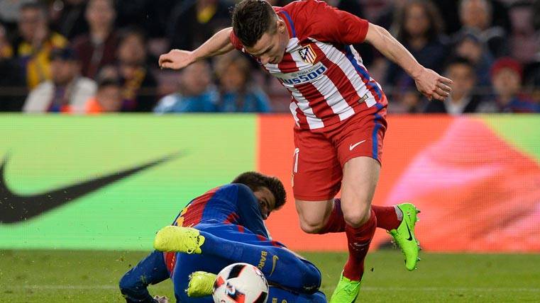 Gerard Piqué, durante la acción del penalti a Kevin Gameiro