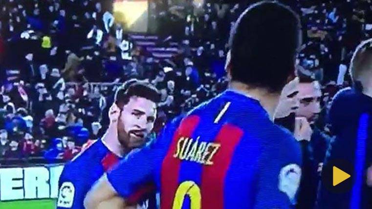 Leo Messi, haciendo un gesto con la cabeza a Luis Suárez