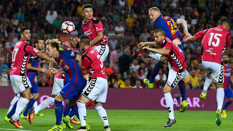 Jeremy Mathieu, rematando un balón a gol contra el Alavés