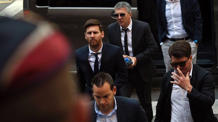 Jorge Messi, caminando justo detrás de su hijo Leo