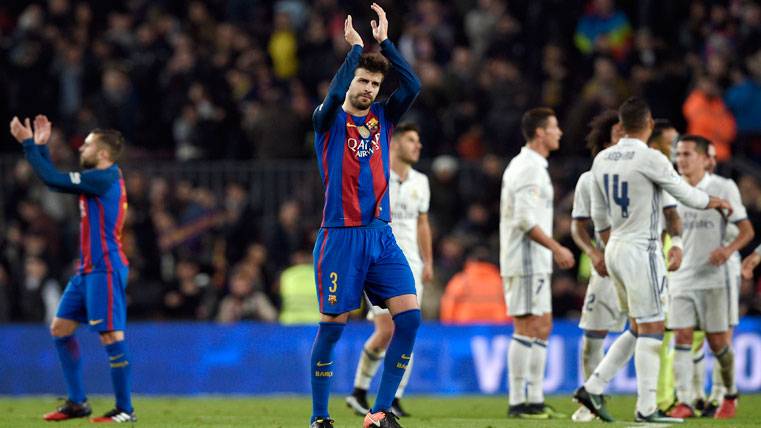 Gerard Piqué, aplaudiendo tras el FC Barcelona-Real Madrid del Camp Nou