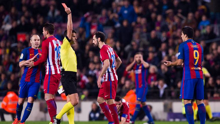 Luis Suárez, recibiendo la tarjeta roja en el Camp Nou