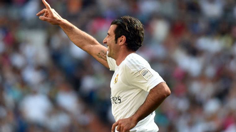 Luis Figo, celebrando un gol con el Real Madrid en un partido benéfico