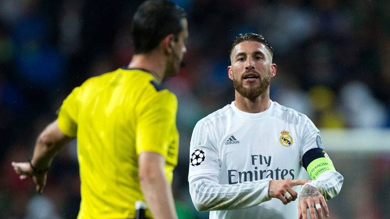 Sergio Ramos, haciendo un gesto al árbitro en un partido