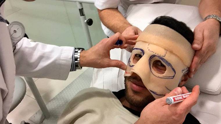 Rafinha Alcántara prepares  to play with mask