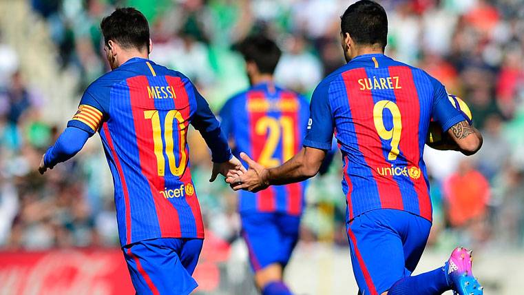 Luis Suárez y Leo Messi, tras un gol marcado al Real Betis