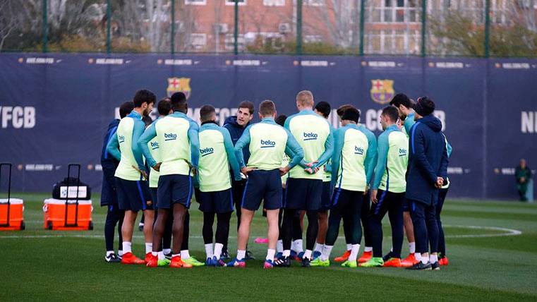 Los jugadores del FC Barcelona charlan con los técnicos