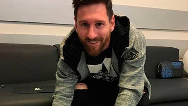 Leo Messi firmando su nuevo contrato con Adidas
