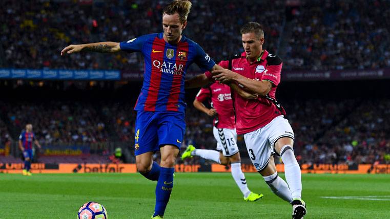 Ivan Rakitic, struggling by a balloon with a player of the Alavés
