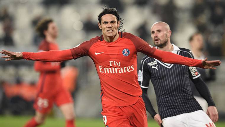 Edinson Cavani, celebrando un gol marcado al Girondins de Burdeos