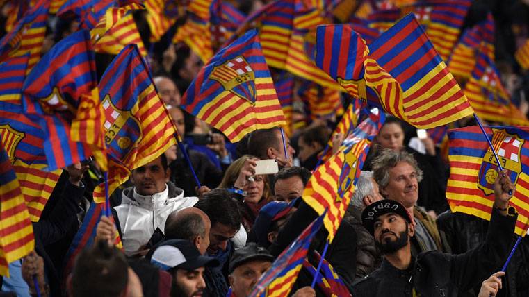 Fans of the Barça in the Camp Nou, in an image of archive