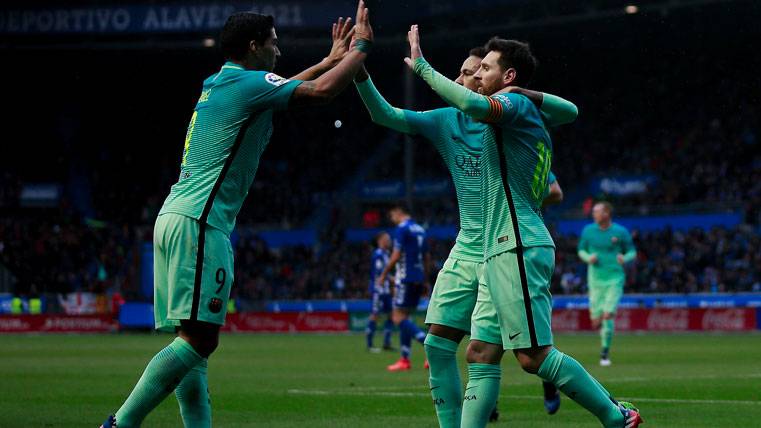 The trident of the FC Barcelona, celebrating the goal of Neymar