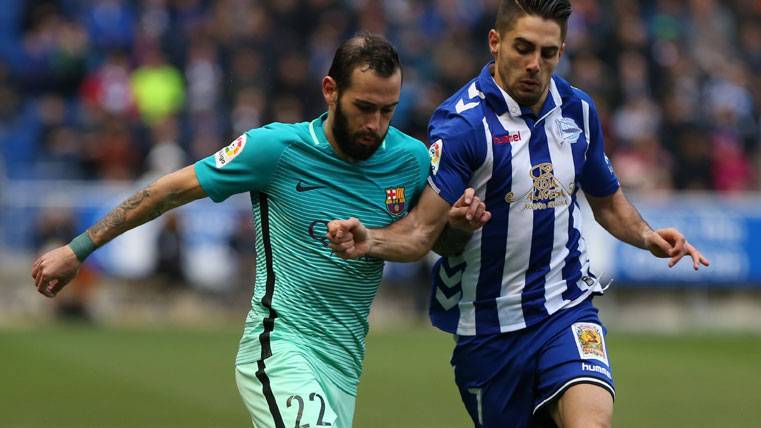 Aleix Vidal, pugnando por un balón con un jugador del Alavés