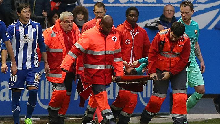 Aleix Vidal abandonó Mendizorroza lesionado tras la agresión de Theo Hernández