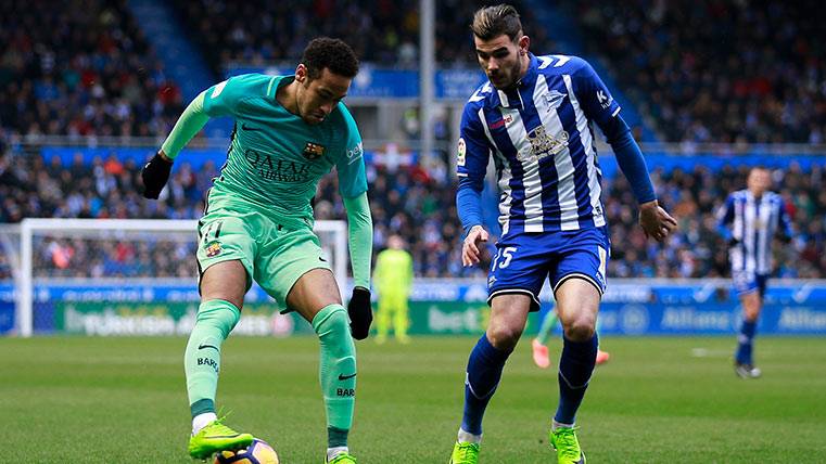 Theo Hernández in front of Neymar, during the Alavés-Barça