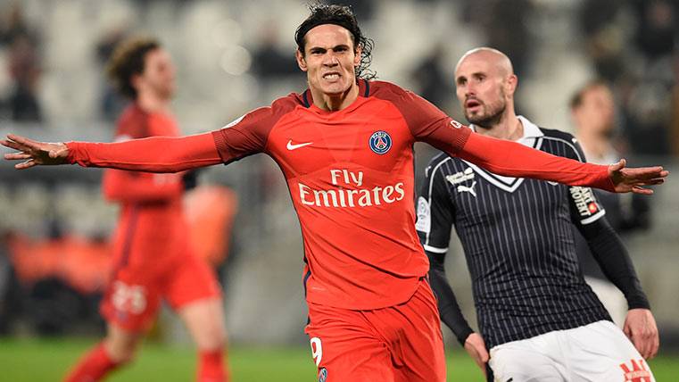 Edison Cavani celebra uno de sus goles al Girondins de Burdeos
