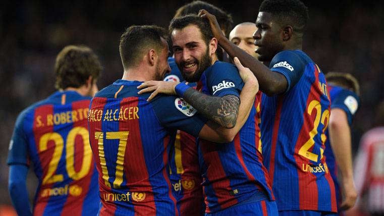 Aleix Vidal, celebrando un gol con sus compañeros en el Barça