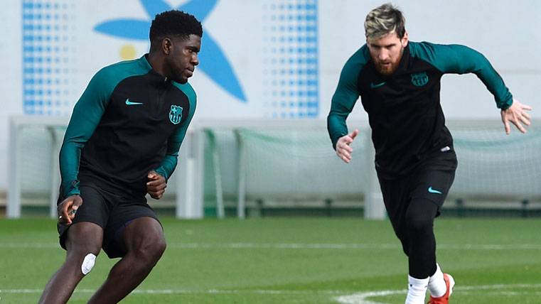 Samuel Umtiti, entrenando junto a Leo Messi en el Barça
