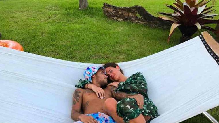 Neymar Jr And Bruna Marquezine, tumbados in a hammock