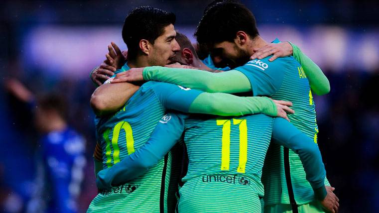 André Gomes, celebrating with his mates a goal of the FC Barcelona